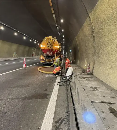 阳泉隧道排水渠清淤